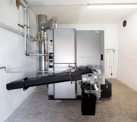 Rieber Wärmepumpe in einem Heizungskeller von vorne