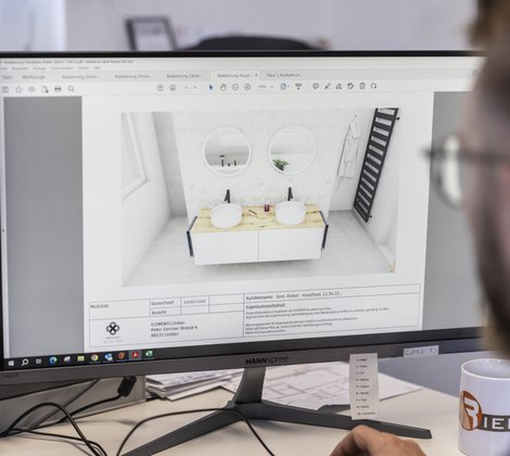 Rieber Mitarbeiter plant ein Badezimmer am Computer mit Software