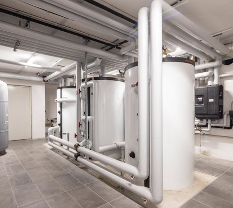 Ein großer Heizungskeller mit einer Wärmepumpe von Rieber